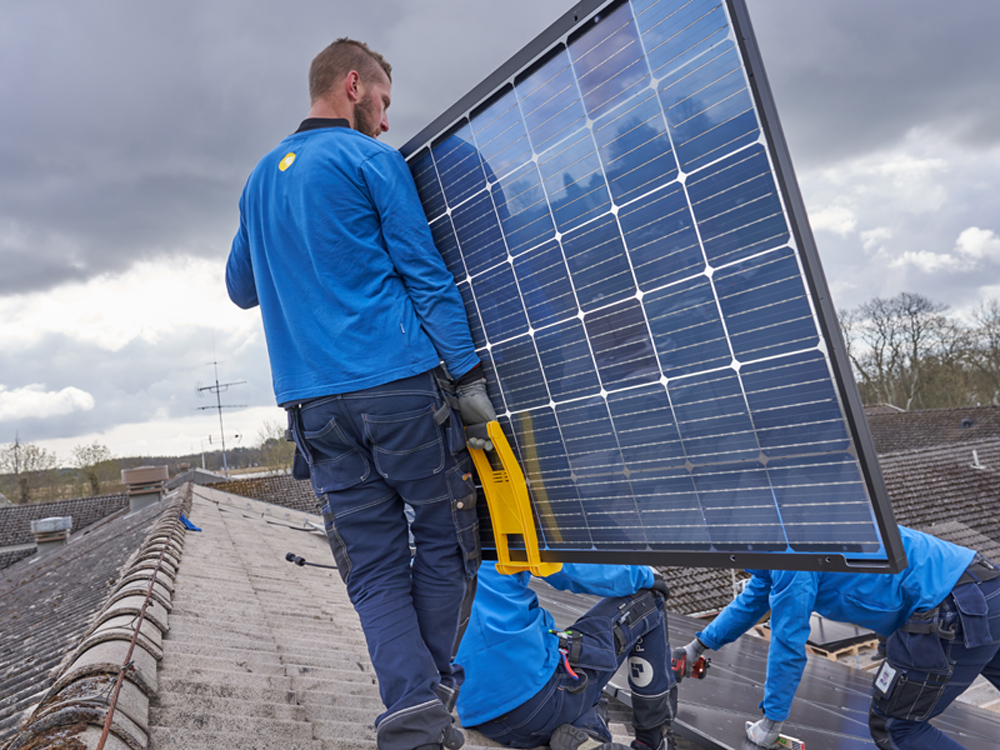 Solceller på väg att monteras på tak